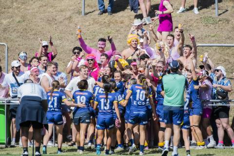 Rugby girls salute the hill 